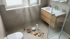 Ein einfacher Handgriff vertreibt Uringeruch im Bad – und hält ihn dauerhaft fern