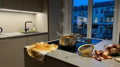 So färbst du Stoffe mit Pflanzen vom Balkon – und machst die Farbe richtig haltbar